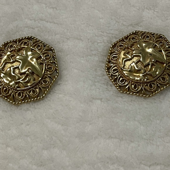 Vintage Avon clip on earrings. Gold tone - Picture 4 of 6